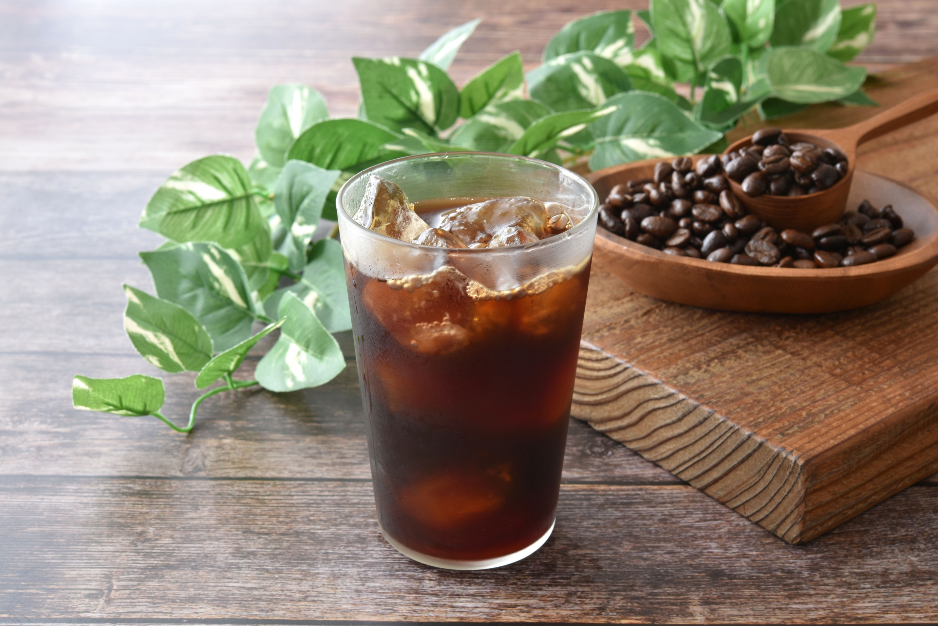 氷を入れたグラスのアイスコーヒー